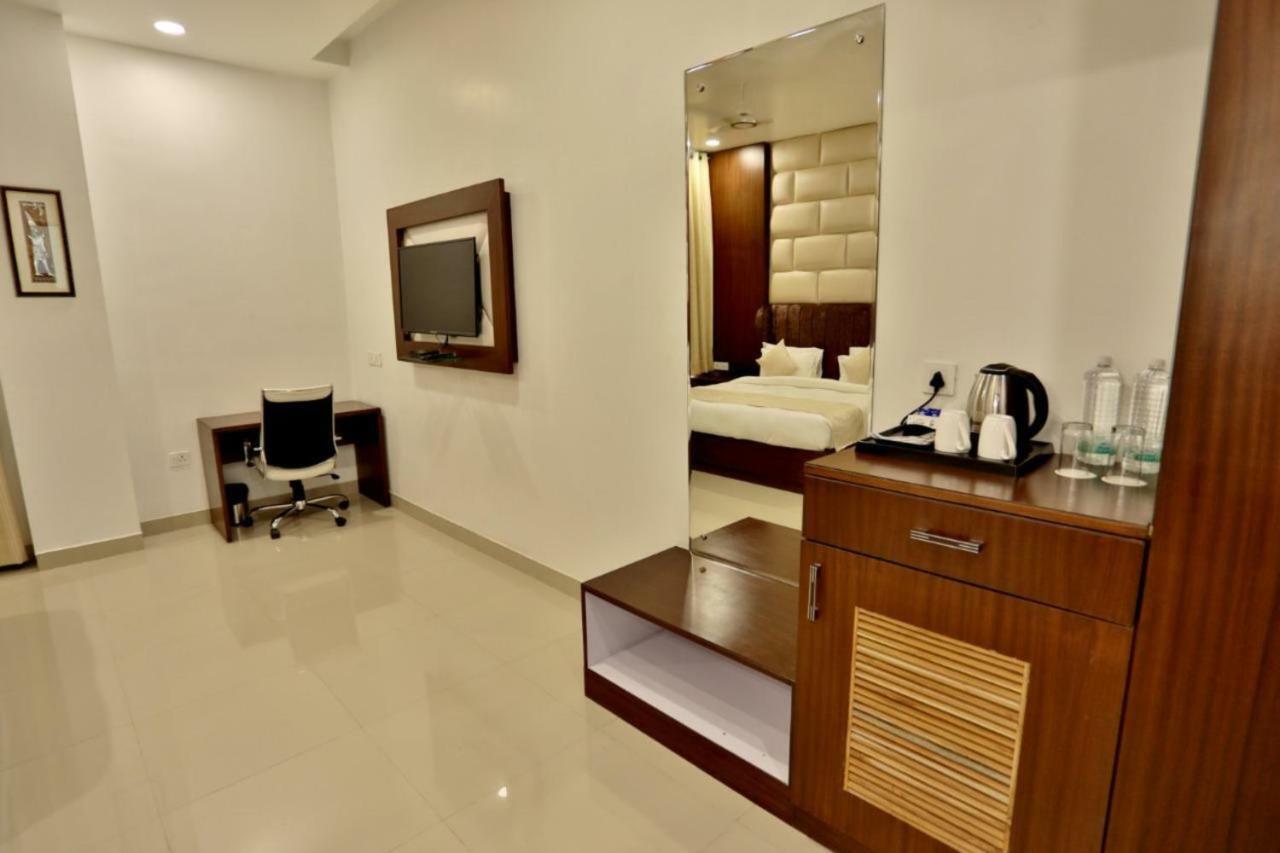 Royal Imperio Hotel ฟารีดาบัด ภายนอก รูปภาพ