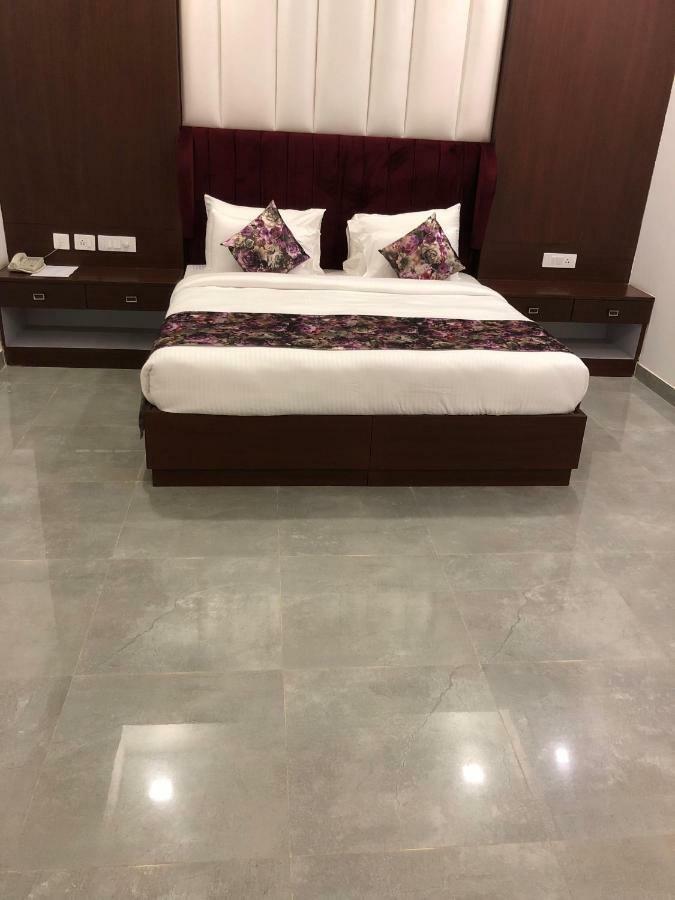 Royal Imperio Hotel ฟารีดาบัด ภายนอก รูปภาพ