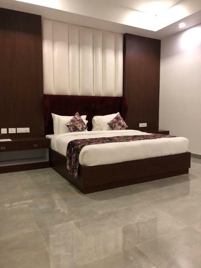 Royal Imperio Hotel ฟารีดาบัด ภายนอก รูปภาพ